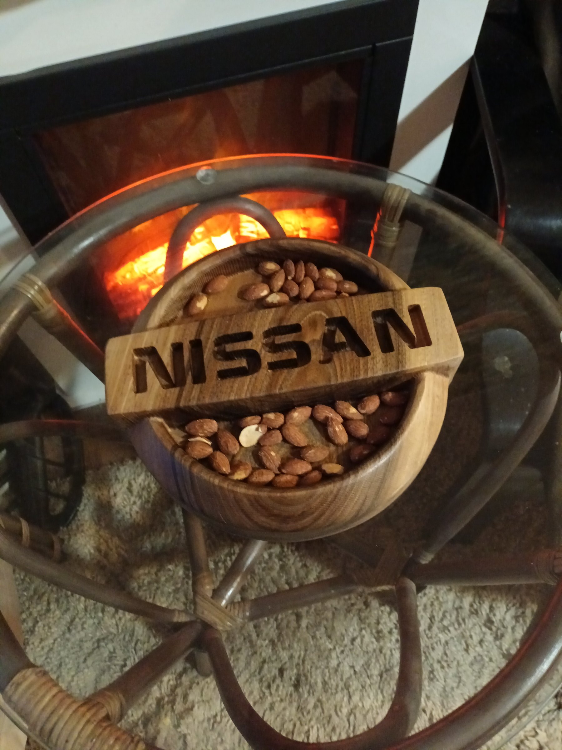Дърворезба на поднос с надпис NISSAN