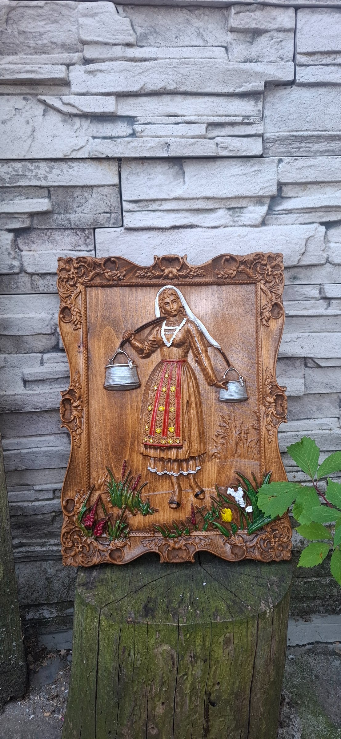 Резбовано пано Мома с менци