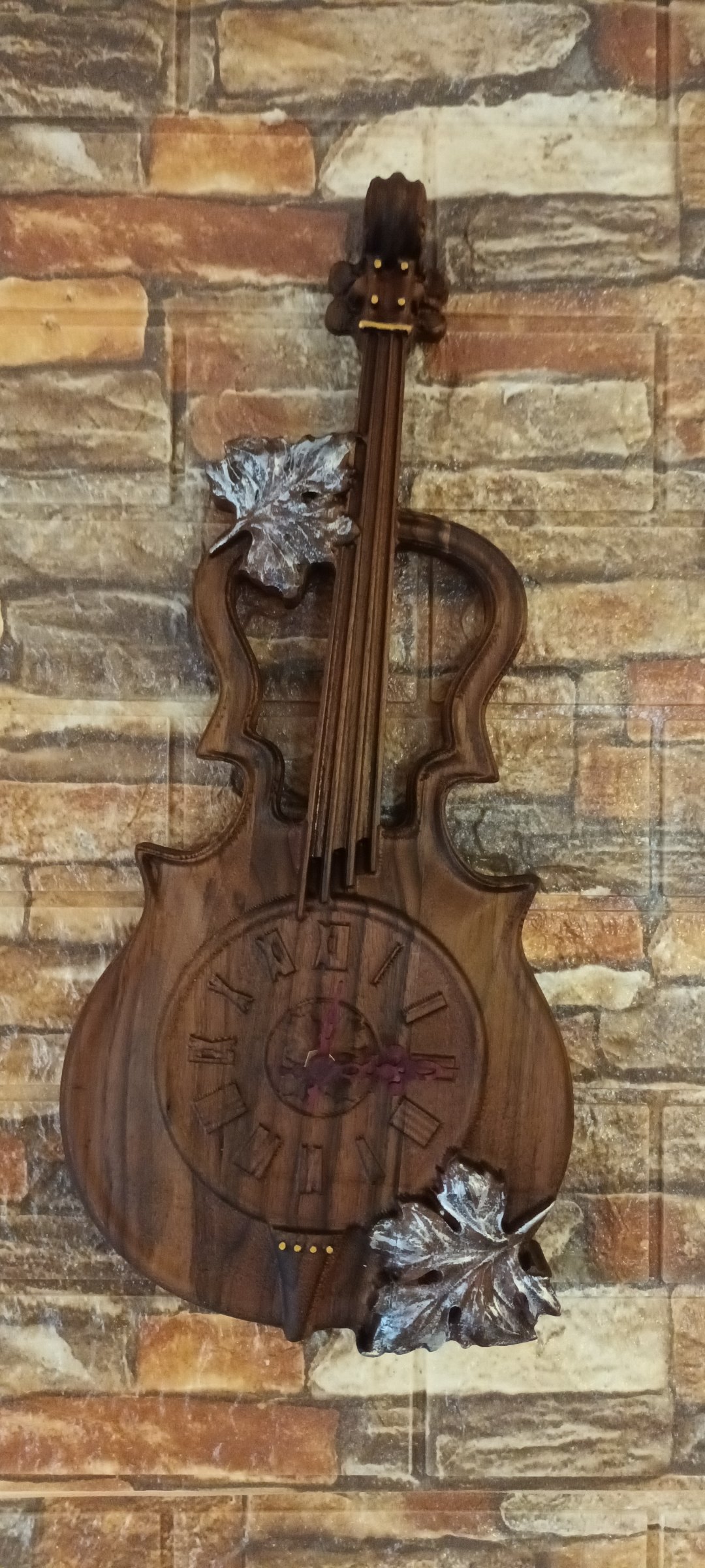 Дървен стенен часовник цигулка