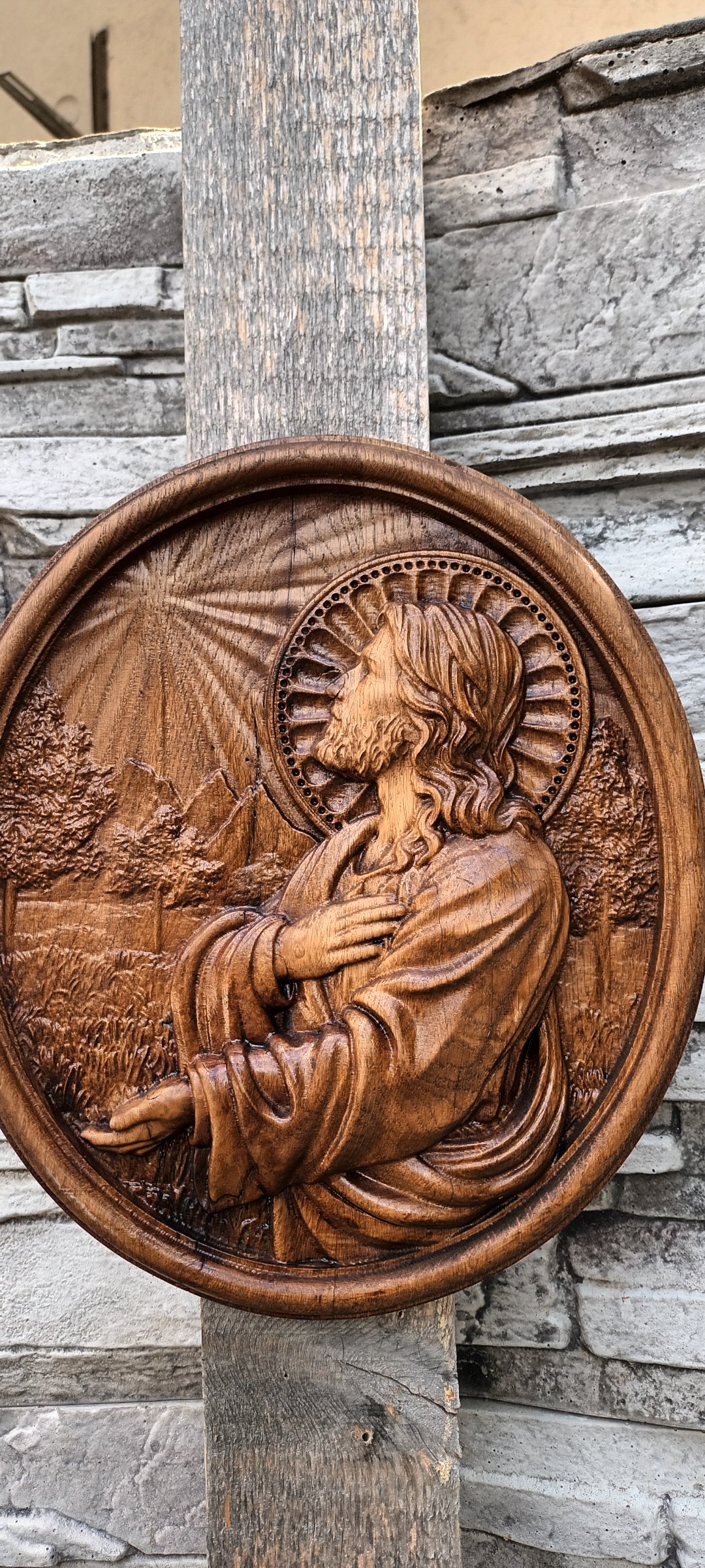 Резбована икона Иисус Христос в молитва, кръгла