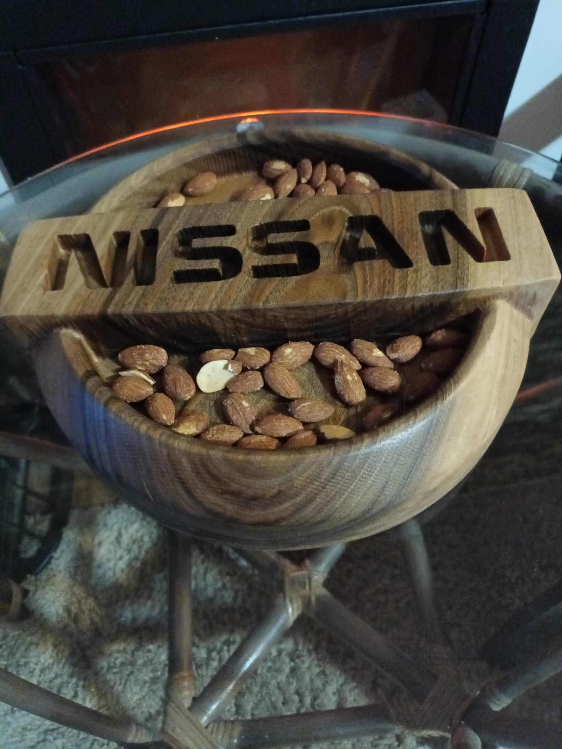 Дървен поднос с надпис NISSAN